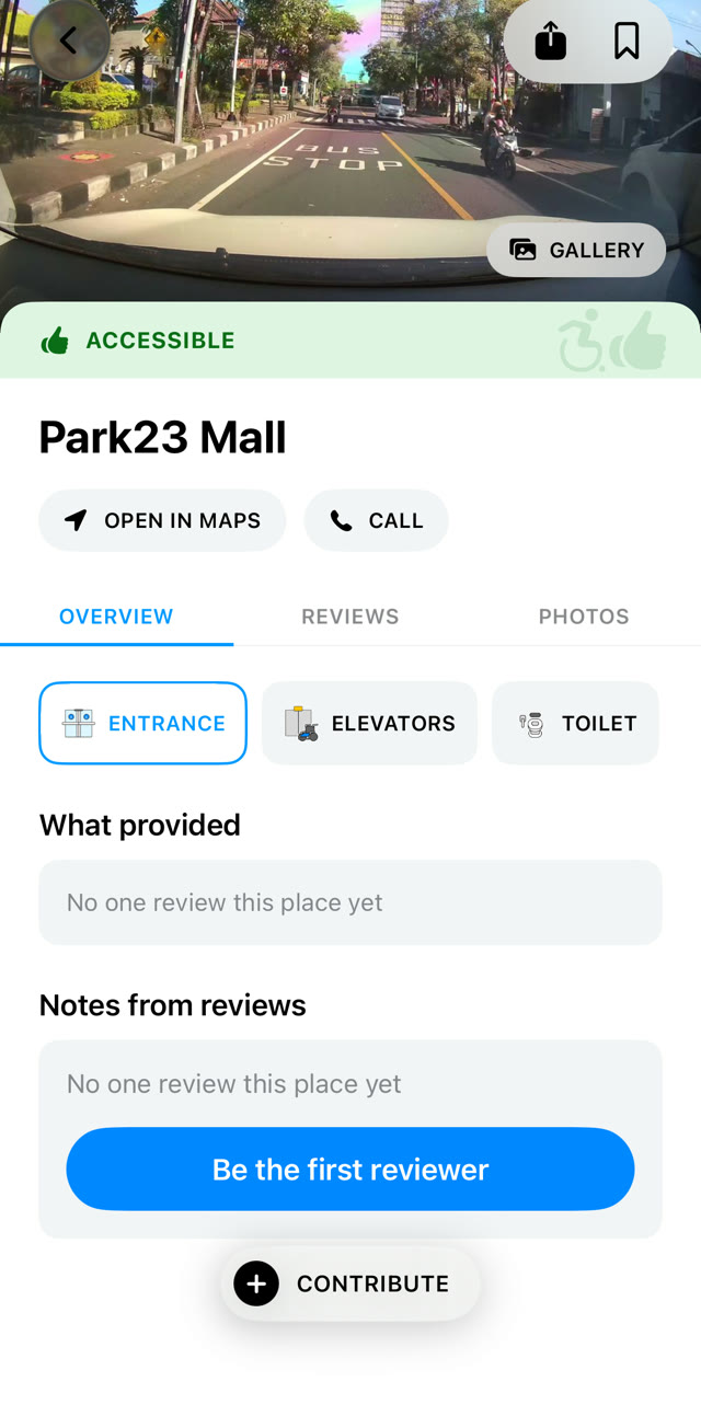 A place's detail screen: photo, accessibility grade, and facility reviews
